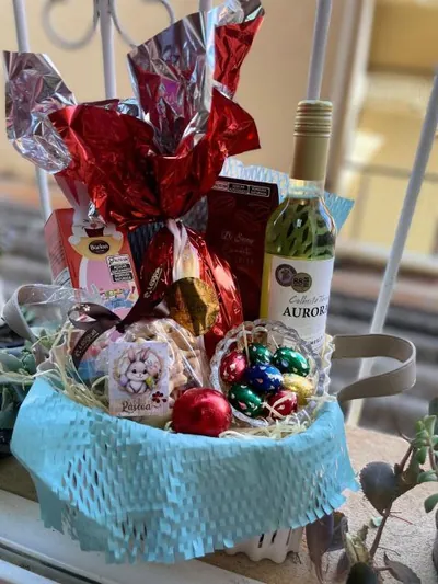 Cesta de presentes com ovo de chocolate