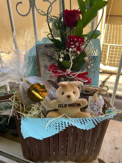 Cesta de presentes com ovo de chocolate